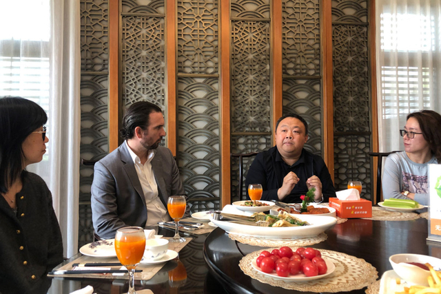 Հաճախորդ այցելող անձնակազմի լուսանկար